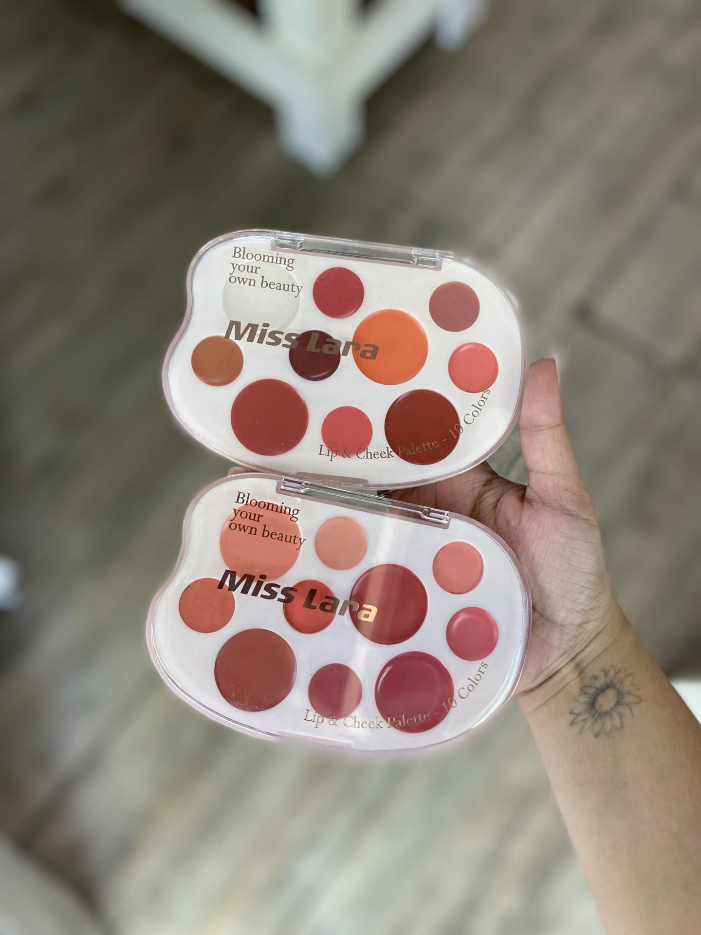 Paleta de 10 Labiales Cremosos Miss Lara
